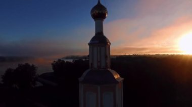 Çarpıcı gündoğumu görünümünü Uglich, Volga Nehri, Rusya, drone ile yaptı. Uglich, altın yüzük bir parçasıdır.