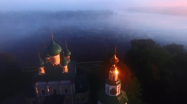 Çarpıcı gündoğumu görünümünü Uglich, Volga Nehri, Rusya, drone ile yaptı. Uglich, altın yüzük bir parçasıdır.