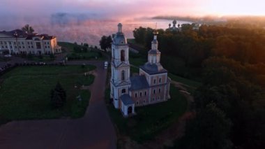 Çarpıcı gündoğumu görünümünü Uglich, Volga Nehri, Rusya, drone ile yaptı. Uglich, altın yüzük bir parçasıdır.