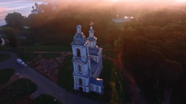 Çarpıcı gündoğumu görünümünü Uglich, Volga Nehri, Rusya, drone ile yaptı. Uglich, altın yüzük bir parçasıdır.
