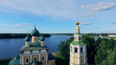 Uglich, Volga Nehri, Rusya, drone ile yapılan çarpıcı görünümüdür. Uglich, altın yüzük bir parçasıdır.