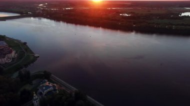 Çarpıcı gündoğumu görünümünü Uglich, Volga Nehri, Rusya, drone ile yaptı. Uglich, altın yüzük bir parçasıdır.