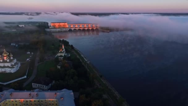 俄罗斯乌格利希镇附近伏尔加河上用无人机制成的令人惊叹的日出大坝景观 乌格利希是金环的一部分 — 图库视频影像