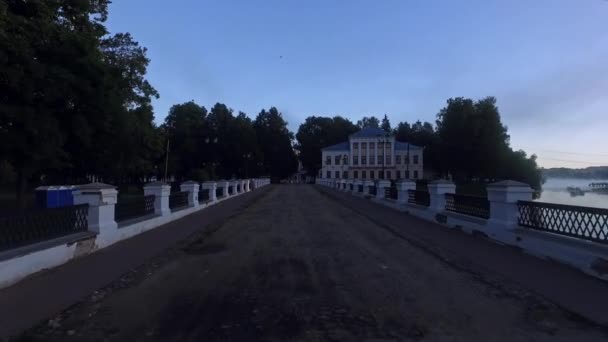 ドローンで作られたロシア ヴォルガ川のウグリチ見事な朝焼け ウグリチは黄金の環の一部 — ストック動画