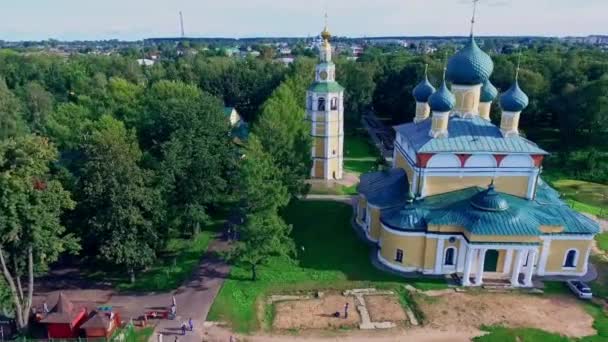 ドローンで作られたロシア ヴォルガ川のウグリチの景色 ウグリチは黄金の環の一部 — ストック動画