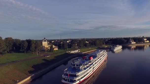 Prachtige Zonsondergang Van Cruiseschip Wolga Buurt Van Stad Van Oeglitsj — Stockvideo