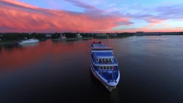 Fantastisk Solnedgång Utsikt Över Kryssningsfartyg Vid Volga Floden Nära Staden — Stockvideo