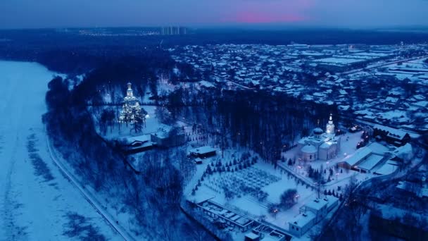 在威特日落时 莫斯科 Troitse Lykovo 三一教堂上空的风景空中飞行 用无人机制造 — 图库视频影像