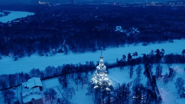 在威特日落时 莫斯科 Troitse Lykovo 三一教堂上空的风景空中飞行 用无人机制造 — 图库视频影像