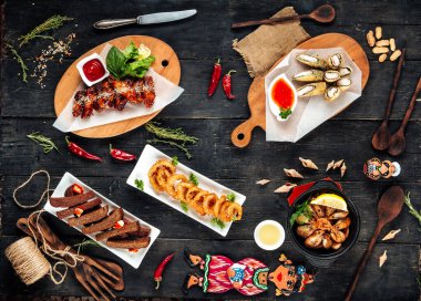 Menü birası sarımsaklı ekmek soğan halkası kanatları 