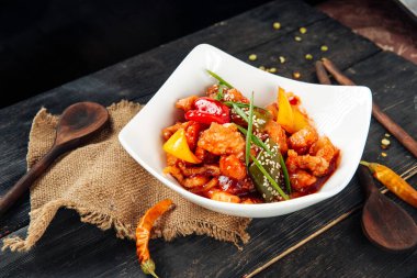 Kızarmış tavuk salatası Tatlı ekşi sos 