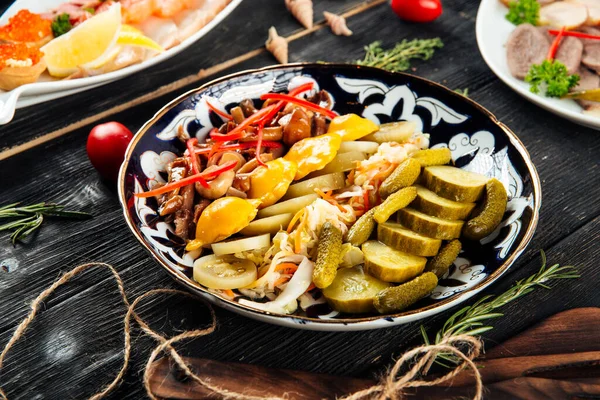 漬物のマリネ前菜品揃えでアジアのボウル — ストック写真