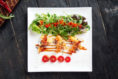 Gurme kızarmış karides roka uçan balık yumurtası.