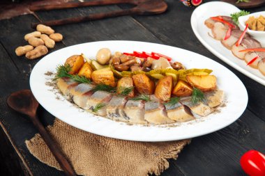 Rus votkası aperatif ringa turşusu. 