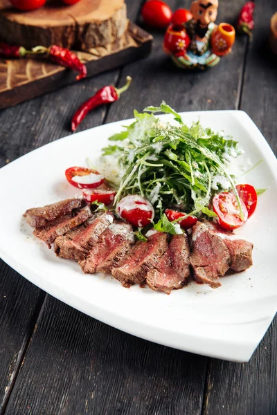 Gourmet rosbief met arugula en tomatensalade — Stockfoto