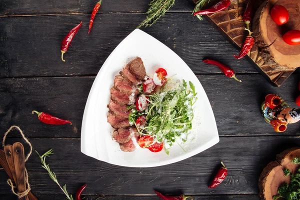 Rosbif gourmet con rúcula y ensalada de tomate — Foto de Stock