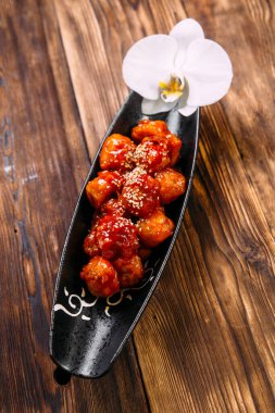 Baharatlı tatlı soslu Asya hamur tavuğu