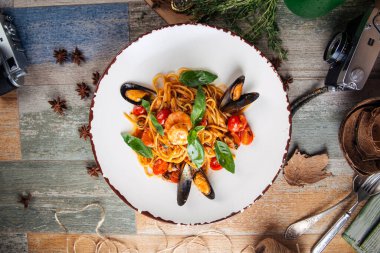 Gurme deniz ürünleri spagettisinin en üst görüntüsü. 