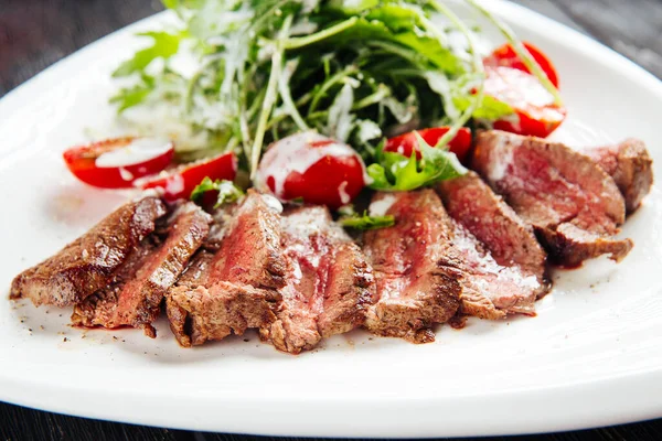 Gourmet rosbief met arugula en tomatensalade — Stockfoto