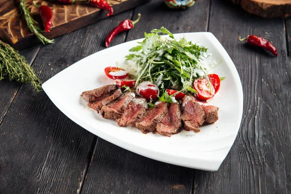 Gourmet rosbief met arugula en tomatensalade — Stockfoto