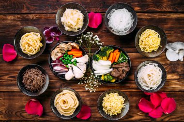 İçindekiler Kore mutfağından erişte pişiriyor.