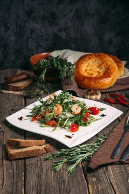 Arugula karides ve domates salatasına yan bakış.