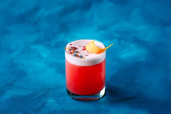 Alcool fruit cocktail fleur dans un verre — Photo