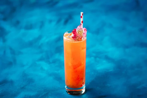 Alcohol fruit cocktail bloem stro in highball — Stockfoto