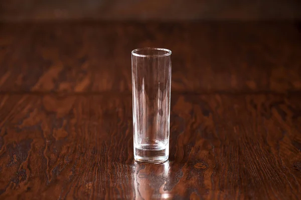 Prázdný skleněný koktejl na tmavém dřevěném stole — Stock fotografie