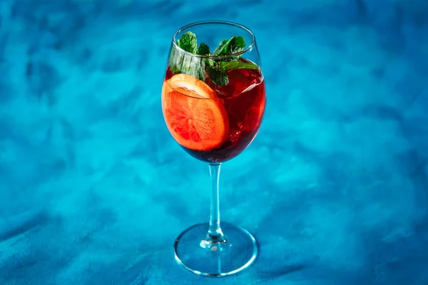 Cocktail de álcool laranja hortelã enfeite copo de vinho — Fotografia de Stock