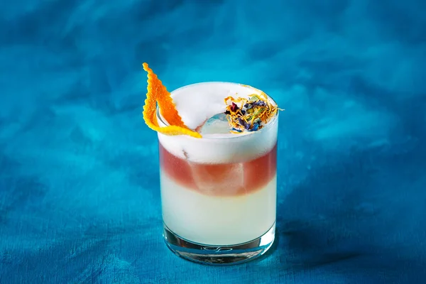 New York zure cocktail met sinaasappelschil garnering — Stockfoto