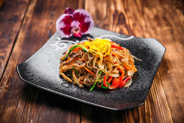 Funchoza de ensalada coreana con fideos de almidón de res — Foto de Stock