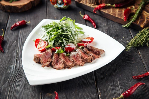 Gourmet rosbief met arugula en tomatensalade — Stockfoto