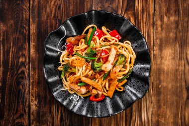 Asya mutfağı sebzeleri udon noodle wok