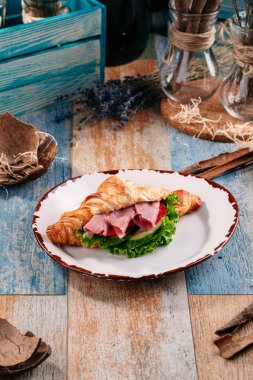 Jambonlu ve sebzeli kruvasan sandviç.