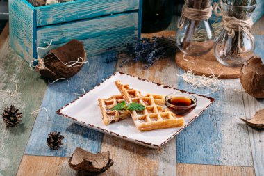 Aperatif Belçika waffle 'ı akçaağaç şurubu