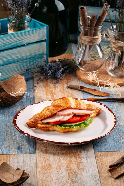 Croissant szendvics sonkával és zöldségekkel — Stock Fotó