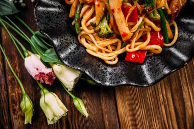 Tavuk sebzeli udon noodle wok