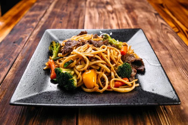Asiatische Küche Rindfleisch und Gemüse Udon Nudeln Wok — Stockfoto