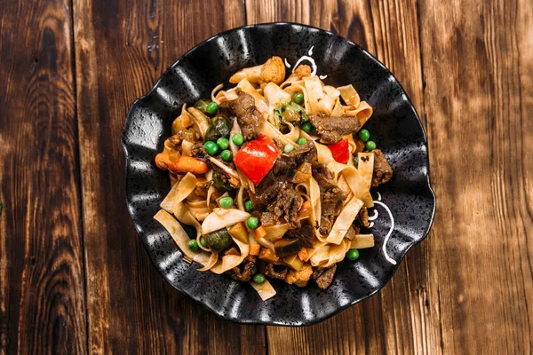 Nudeln mit Tagliatelle Rindfleisch und Gemüse im asiatischen Stil — Stockfoto