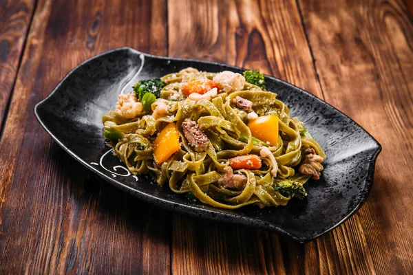 Spinat fettuccine Pasta mit Rindfleisch und Gemüse — Stockfoto