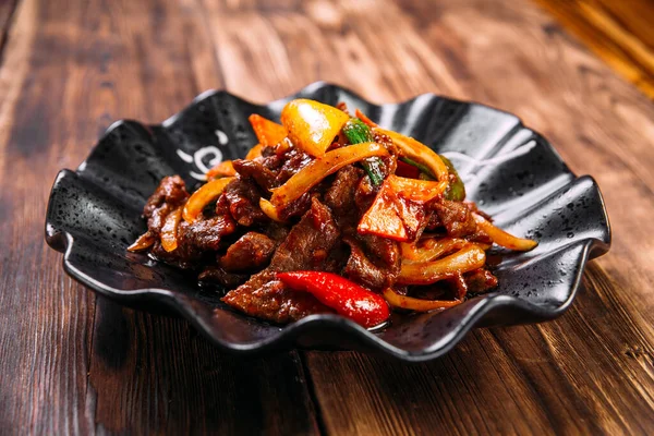 Asiatisches Roastbeef mit Gemüse in pikanter Sauce — Stockfoto