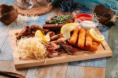 Bira, karides, kızarmış peynir, sarımsaklı ekmek.