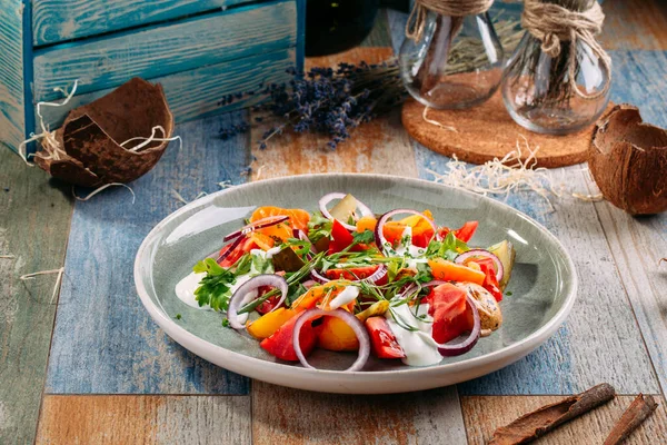 Аппетитный салат из лосося с луком и травами — стоковое фото