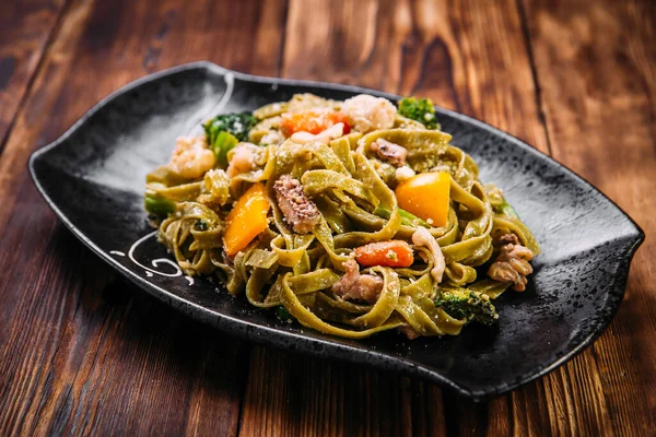 Espinacas fettuccine pasta con carne de res y verduras — Foto de Stock