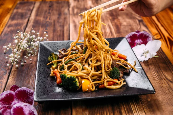 Comer carne de res y verduras udon fideos wok — Foto de Stock