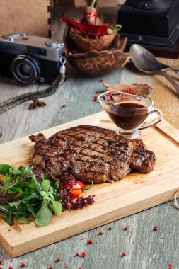 İştah açıcı biftek ve ızgara sebze.