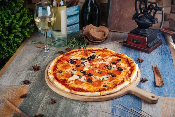 Włoska pizza capricciosa grzyby oliwki salami — Zdjęcie stockowe