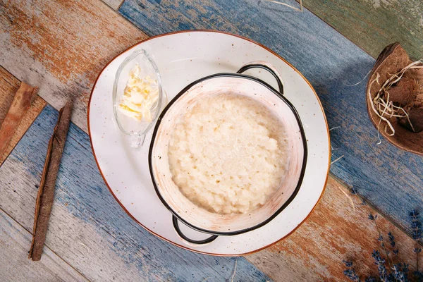 Mingau de arroz saudável com leite e butte — Fotografia de Stock