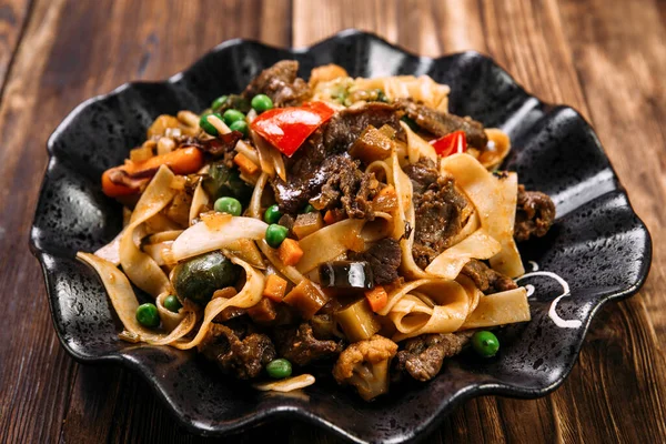 Nudeln mit Tagliatelle Rindfleisch und Gemüse im asiatischen Stil — Stockfoto